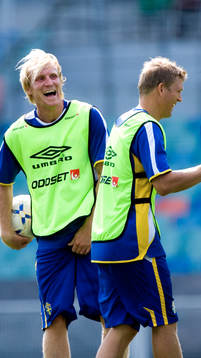Petter Hansson och Marcus Allbäck har skoj