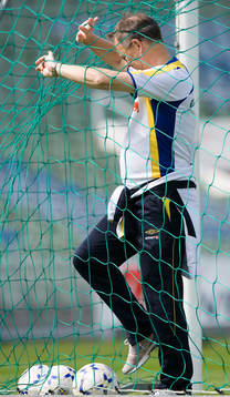 Förbundskapten Lars Lagerbäck hämtar bollar ur nätet