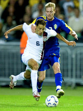 Christian Wilhelmsson vräker omkull Steve Cherundolo, USA