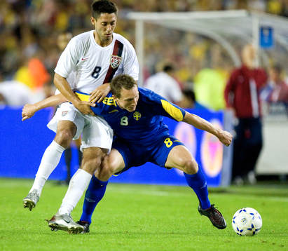 Kim Källström, tas hårt av Clint Dempsey, USA