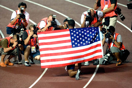 Tyson Gay, USA vinner 100 meter. Press, media, flagga