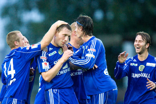 1-1, målskytten Tarmo Neemelo grattas av Christian