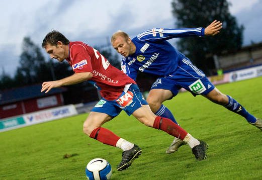 Östers målskytt Anatolij Ponomarev mot Stefan Åhlander