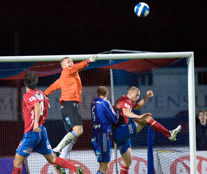 Fredrik Sundfors, målvakt, Sundsvall, boxar undan