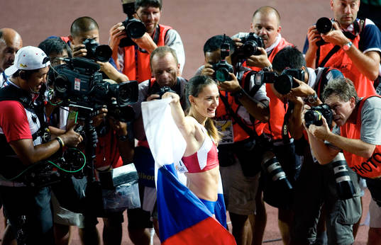 Jelena Isinbajeva, Ryssland vinner stavhoppet. Press,
