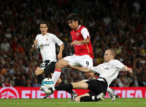 Eduardo Da Silva, Arsenal och Michal Kadlec, målvakt, Prag