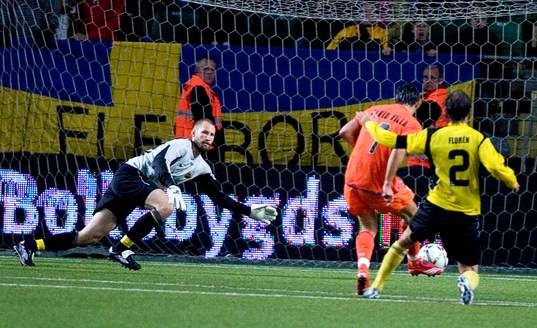 Johan Wiland, målvakt, Elfsborg, släpper in David Villa,