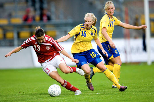 Anna Paulson och Nilla Fischer jagar Johanna M Rasmusen