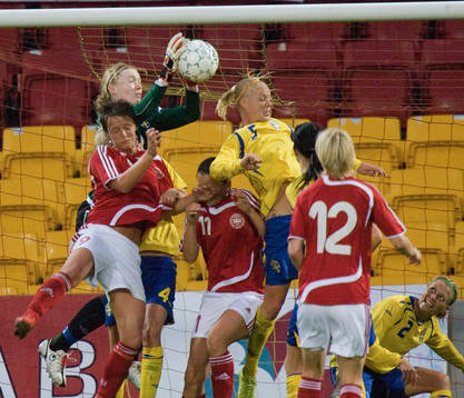 Hedvig Lindahl har full kontroll vid hörna