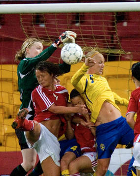Hedvig Lindahl har full kontroll vid hörna