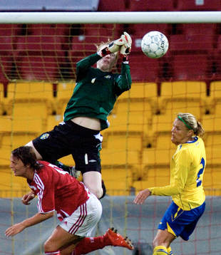 Hedvig Lindahl har full kontroll vid hörna