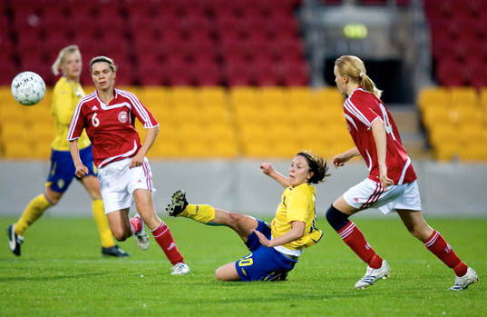 Hanna Ljungberg skjuter sittande