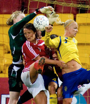 Hedvig Lindahl, målvakt, assisterad av Caroline Seger