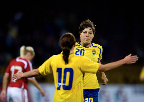 Linda Forsberg grattar Hanna Ljungberg