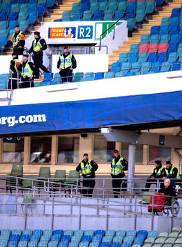 Publiken bestod av poliser och en man i rullstol och lite
