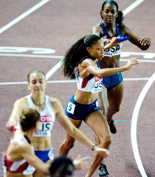 Allyson Felix, USA får pinnen på 4x400 meter