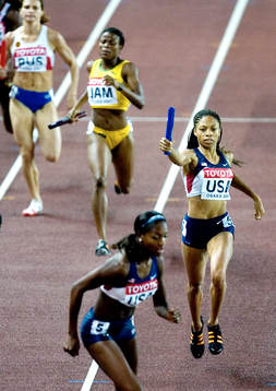 USA vann 4x400 meter. Här kommer Allyson Felix med pinnen