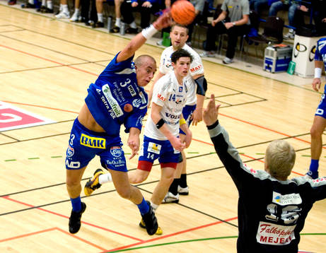 Anton Månsson, H43 hoppar mot mål