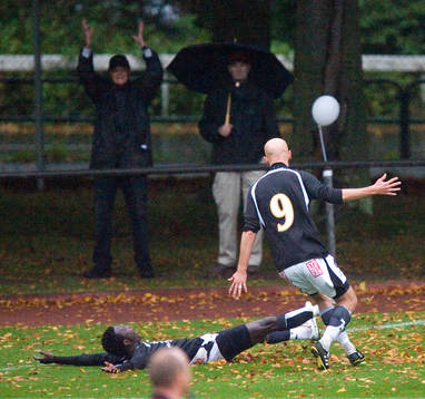 4-3, Abiola i slutminuterna och han grattas av Peter