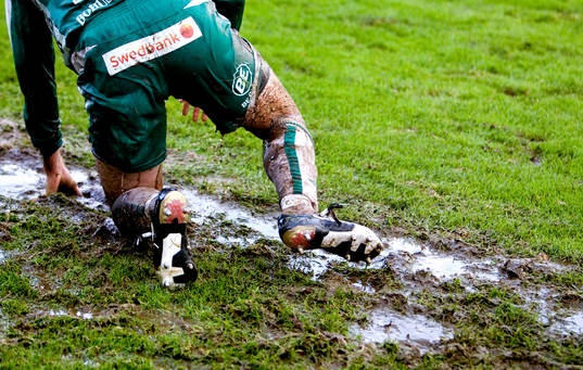 Lera, gyttja, fotbollskor, vatten, regn