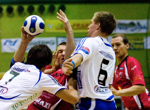 Ystad spelare trycker till Guif spelare
