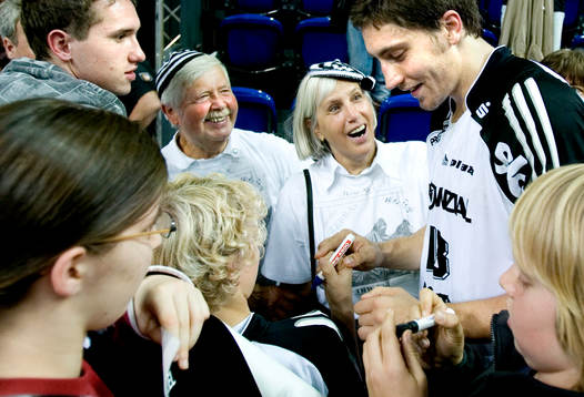 Marcus Ahlm, Kiel skriver autografer