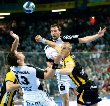 Marcus Ahlm, Kiel får en passning