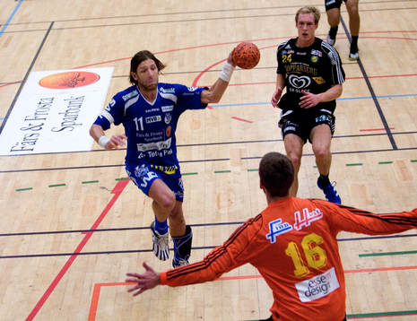Tomas Axnér fri med Robert Bladh i Sävehofs mål