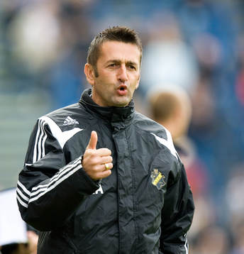 Nebojsa Novakovic, assisterande tränare, AIK.  Tummen upp