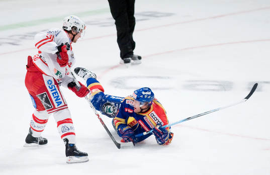 Johan Backlund, målvakt, Timrå, drar omkull Jimmie