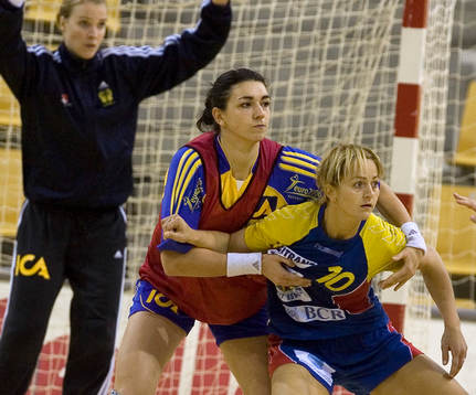 Sara Holmgren jobbar framför mål