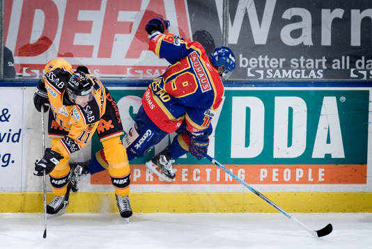 Pavel Skrbek, Luleå, trycker upp Jimmie Ölvestad,