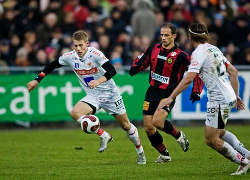 Patrik Ingelsten, Kalmar, tar sig förbi Imad Chhadeh,