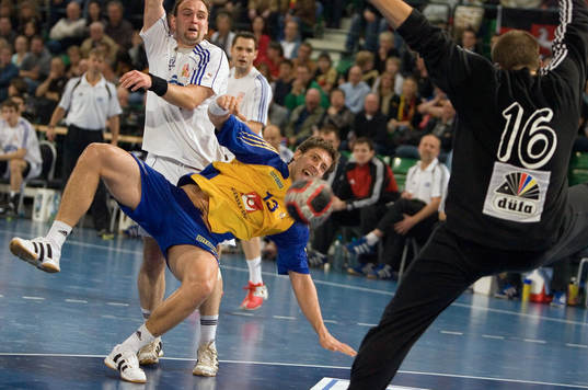Marcus Ahlm attackerar