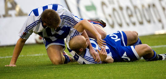1-0 Thomas Olsson, som överfalls av glada lagkompisar.