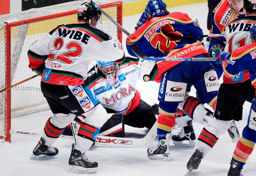 Juha Pitkämäki, målvakt, Mora, har svårt att se pucken