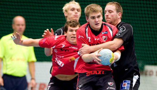 Guifs Richard Blank och Henri Aver i närkamp framför