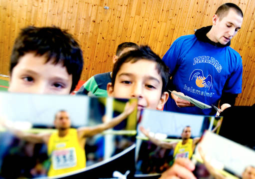 Linus Thörnblad ger goda råd till skolungdomar och