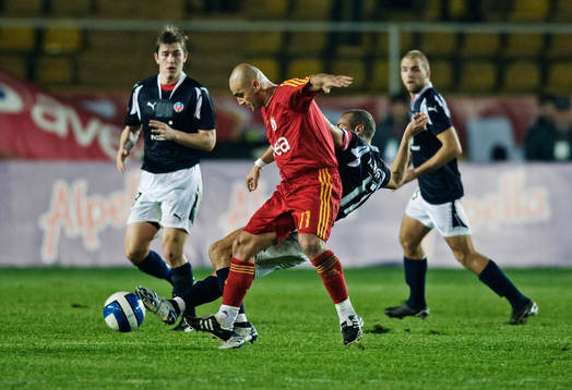 Hasan Sas, Galatasaray, tacklas av Henrik Larsson,