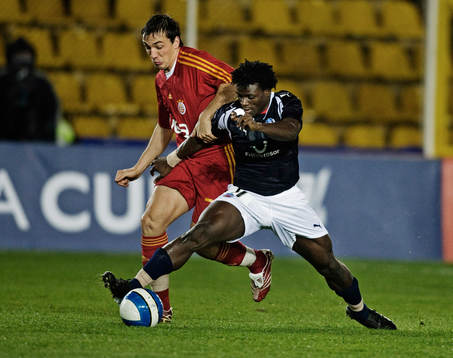 Razak Omotoyossi, Helsingborg, dribblar förbi en