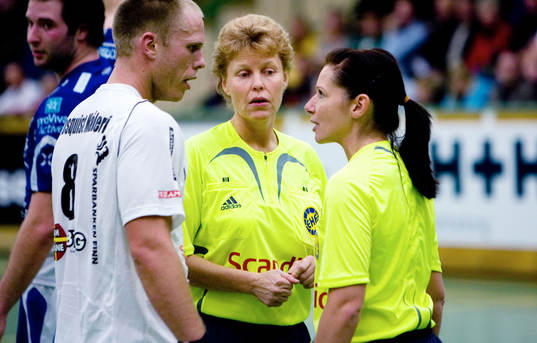 Domare Monika Hagen, Maria Hallberg