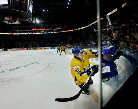 Mattias Weinhandl, Sverige, tacklar Jukka Hentunen, Finland