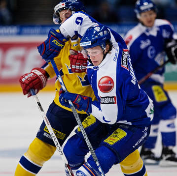 Ossi Väänänen, Finland, tacklar en svensk spelare