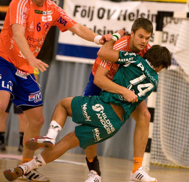 Joakim Bååk tar hand om anfallande Helsingborgaren