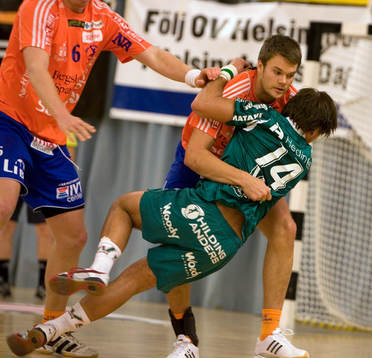 Joakim Bååk tar hand om anfallande Helsingborgaren