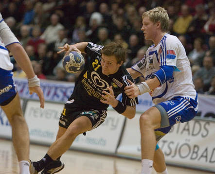Oscar Carlén hugger tag i Patrik Fahlgren, Sävehof
