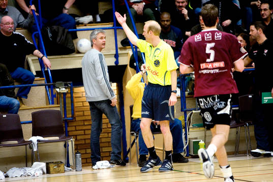Här åker Sävehofs tränare  Rustan Lundbäck upp på