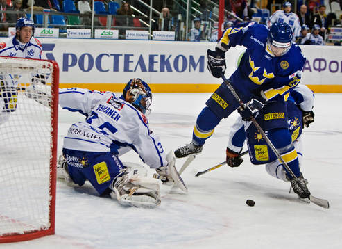 Niklas Persson, Sverige och Petri Vehanen, målvakt, Finland
