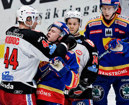 Kristian Kudroc, Södertälje, skrämmer Patric Hörnqvist,