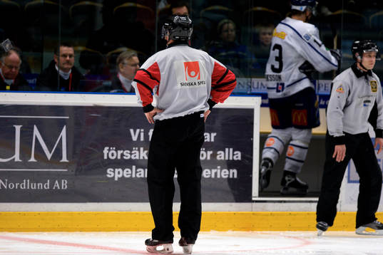 Radek Husicka, domare tar en tiominutersutvisning på